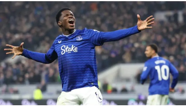 Barry strikes late as Everton holds Leeds to a draw